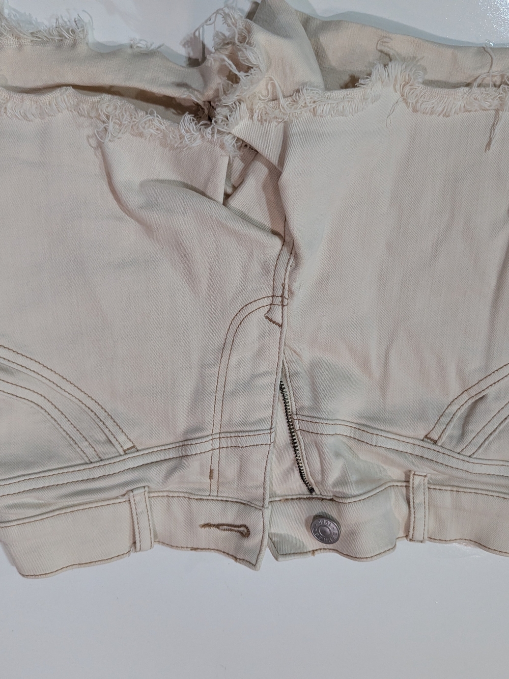 High-Waist Frayed Hem Women's Jean Shorts in Cream